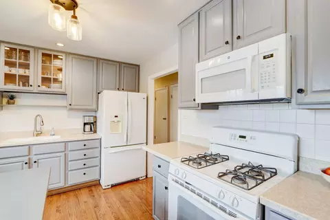 Kitchen - 1655 Highland Blvd, Hoffman Estates, IL 60169 photo 5 of 5