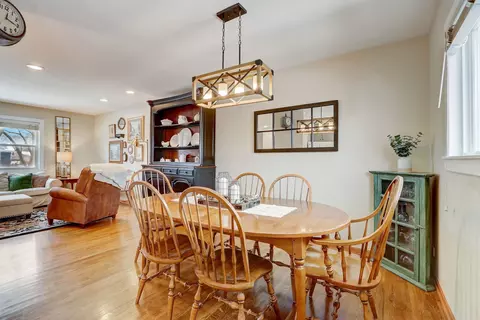 Dining - 1655 Highland Blvd, Hoffman Estates, IL 60169 photo 2 of 2