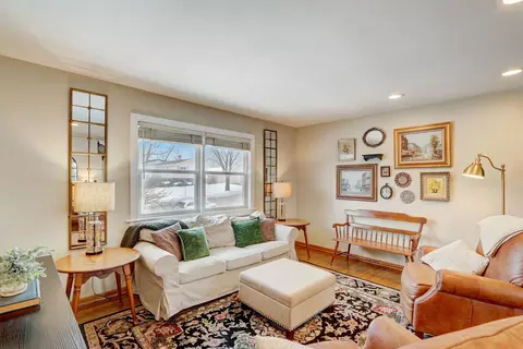 Living - 1655 Highland Blvd, Hoffman Estates, IL 60169 photo 1 of 6