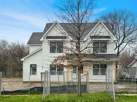 121 W Harrison Ave, Wheaton, IL 60187 photo 2