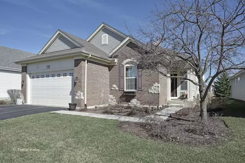 1923 N Carlton Ct, Pingree Grove, IL 60140