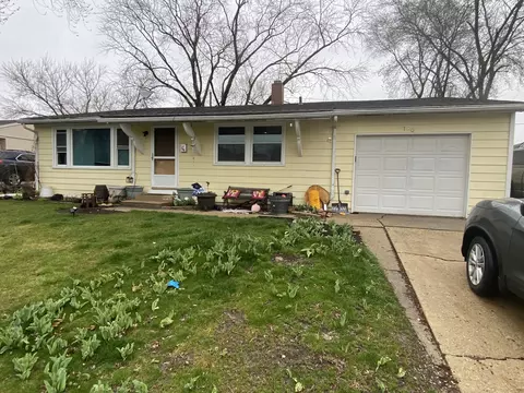 140 Golfview Ln, Carpentersville, IL 60110