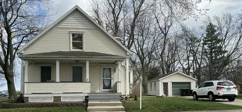 518 N Oak St, Wapella, IL 61777