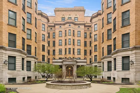 550 W Surf St #202, Chicago, IL 60657