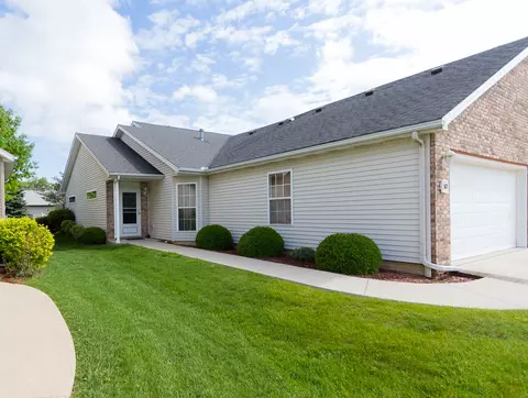 10 Grape Vine Ln, Bloomington, IL 61704