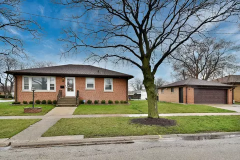 4567 Scott St, Schiller Park, IL 60176