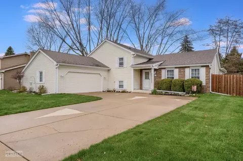 770 Donna Ave, Aurora, IL 60505