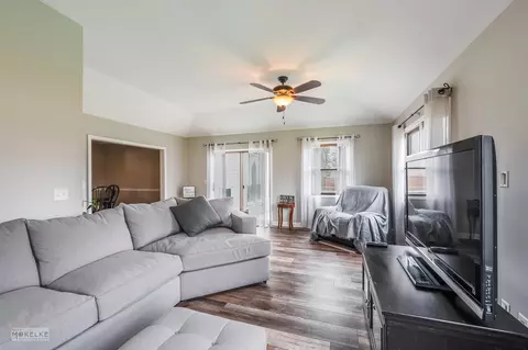 Living - 770 Donna Ave, Aurora, IL 60505 photo 3 of 8