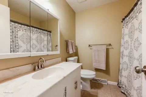 Bath - 770 Donna Ave, Aurora, IL 60505 photo 4 of 4