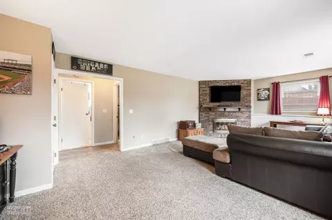 Living - 770 Donna Ave, Aurora, IL 60505 photo 8 of 8
