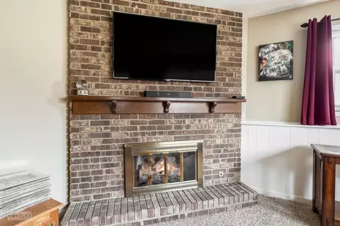 Living - 770 Donna Ave, Aurora, IL 60505 photo 5 of 8