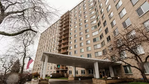 6833 N Kedzie Ave #401, Chicago, IL 60645
