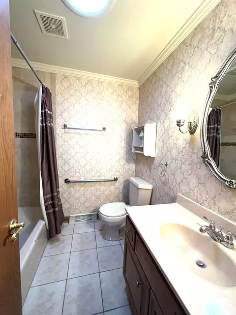 Bath - 15257 Pine Dr, Oak Forest, IL 60452 photo 3 of 4