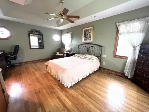 Bedroom - 15257 Pine Dr, Oak Forest, IL 60452 photo 2 of 5