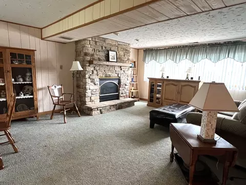 Living - 15257 Pine Dr, Oak Forest, IL 60452 photo 4 of 5