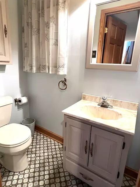 Bath - 15257 Pine Dr, Oak Forest, IL 60452 photo 4 of 4