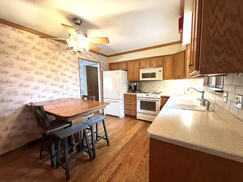 Kitchen - 15257 Pine Dr, Oak Forest, IL 60452 photo 2 of 3