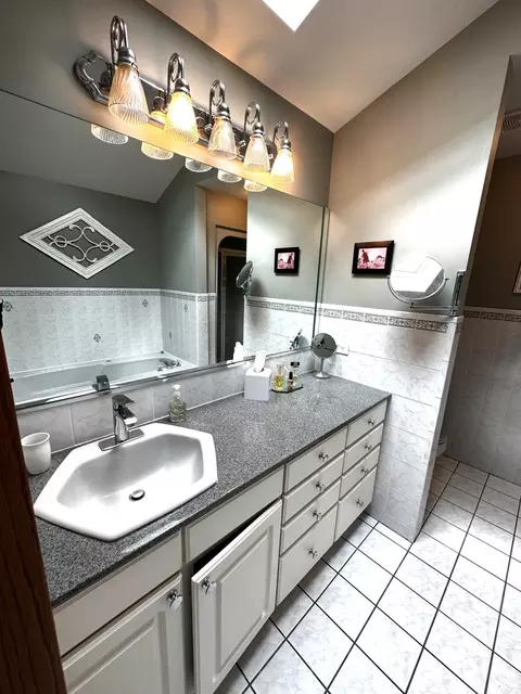 Bath - 15257 Pine Dr, Oak Forest, IL 60452 photo 1 of 4