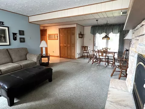 Living - 15257 Pine Dr, Oak Forest, IL 60452 photo 2 of 5