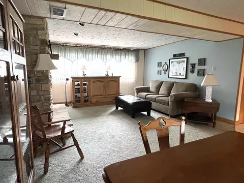 Living - 15257 Pine Dr, Oak Forest, IL 60452 photo 3 of 5