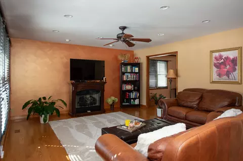 Living - 731 Hackberry Ln, Algonquin, IL 60102 photo 2 of 4