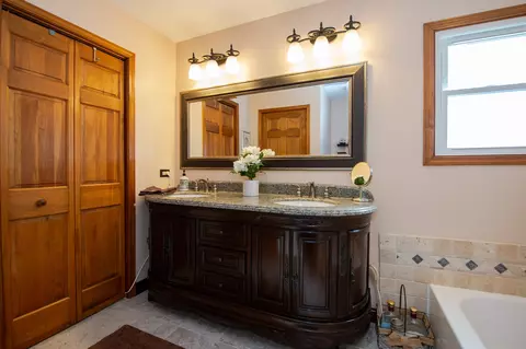 Bath - 731 Hackberry Ln, Algonquin, IL 60102 photo 2 of 5