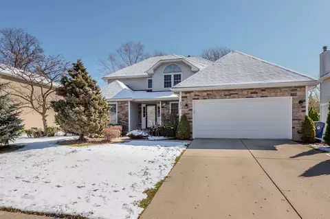 Exterior - 731 Hackberry Ln, Algonquin, IL 60102 photo 2 of 10