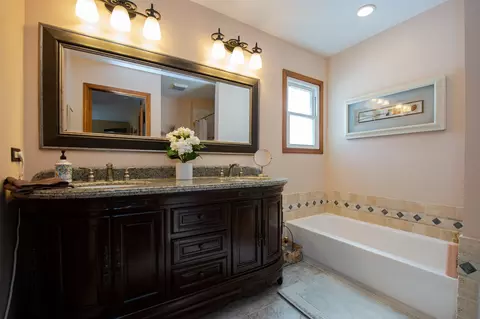 Bath - 731 Hackberry Ln, Algonquin, IL 60102 photo 3 of 5