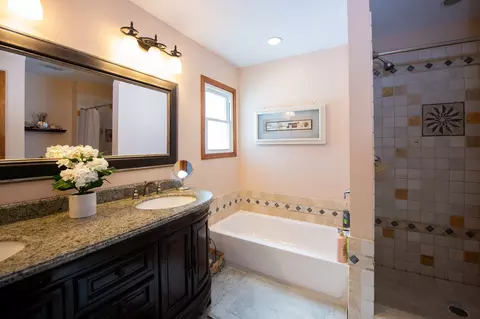 Bath - 731 Hackberry Ln, Algonquin, IL 60102 photo 1 of 5