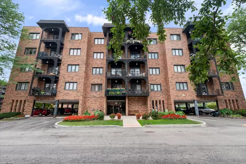 9375 Landings Ln #206, Des Plaines, IL 60016