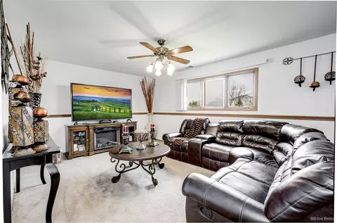 Living - 5154 County Fair Ct, Monee, IL 60449 photo 4 of 5