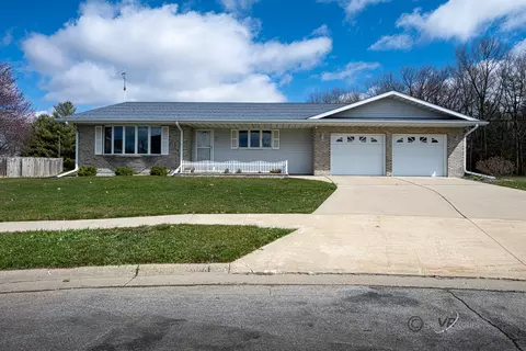 1830 Indian Springs Ct, Freeport, IL 61032