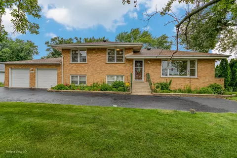 734 E Nerge Rd, Roselle, IL 60172