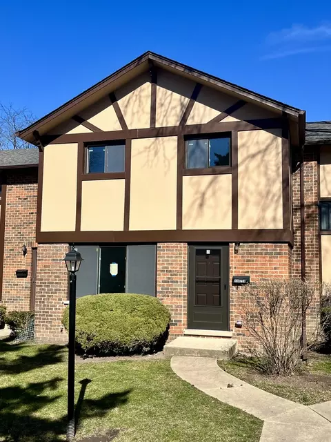 18 W228 Standish Ln, Villa Park, IL 60181