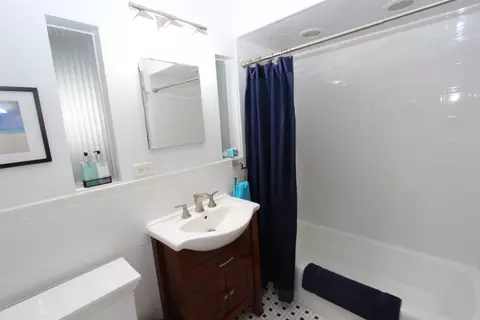 Bath - 2053 Cedar St, Des Plaines, IL 60018 photo 6 of 6