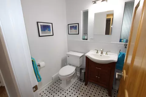 Bath - 2053 Cedar St, Des Plaines, IL 60018 photo 5 of 6