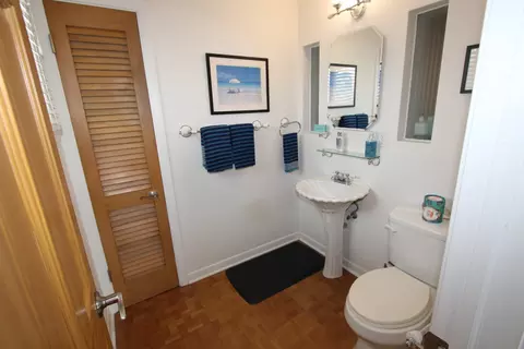 Bath - 2053 Cedar St, Des Plaines, IL 60018 photo 4 of 6