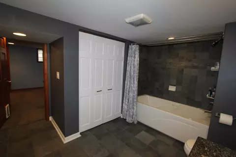 Bath - 2053 Cedar St, Des Plaines, IL 60018 photo 2 of 6