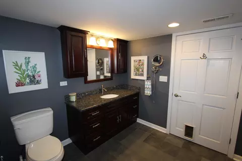 Bath - 2053 Cedar St, Des Plaines, IL 60018 photo 3 of 6