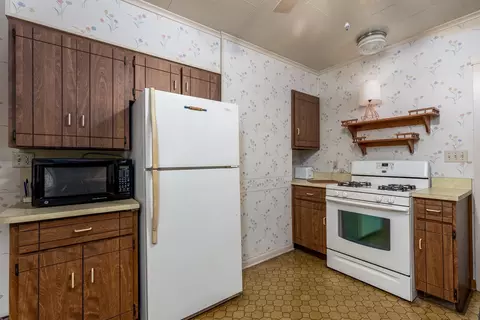 Kitchen - 123 E Van Buren St, Ottawa, IL 61350 photo 2 of 3