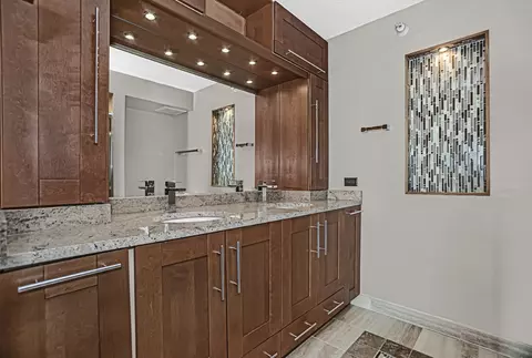 Bath - 1720 Maple Ave #2130, Evanston, IL 60201 photo 1 of 3