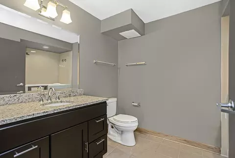 Bath - 1720 Maple Ave #2130, Evanston, IL 60201 photo 3 of 3