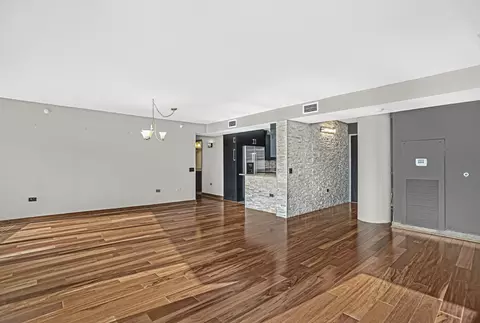 Living - 1720 Maple Ave #2130, Evanston, IL 60201 photo 2 of 4