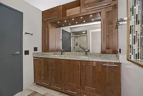 Bath - 1720 Maple Ave #2130, Evanston, IL 60201 photo 2 of 3