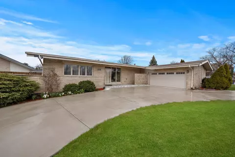 8738 Hillside Dr, Hickory Hills, IL 60457