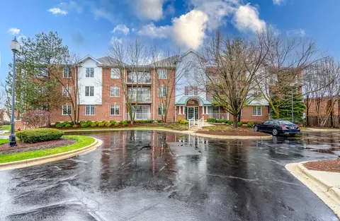541 N Hough St #202, Barrington, IL 60010