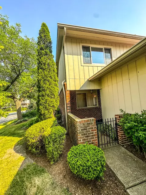 19 W223 Ginger Brook Dr, Oak Brook, IL 60523