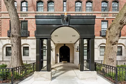 Entry Way - 210 E Pearson St #2D, Chicago, IL 60611 photo 1 of 3
