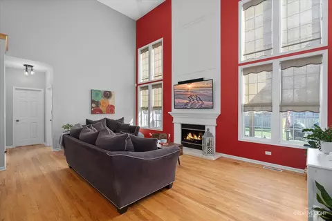 Living - 1935 Gardner Cir E, Aurora, IL 60503 photo 3 of 8