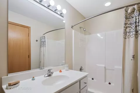 Bath - 1539 Sawgrass Ln, Beecher, IL 60401 photo 4 of 5